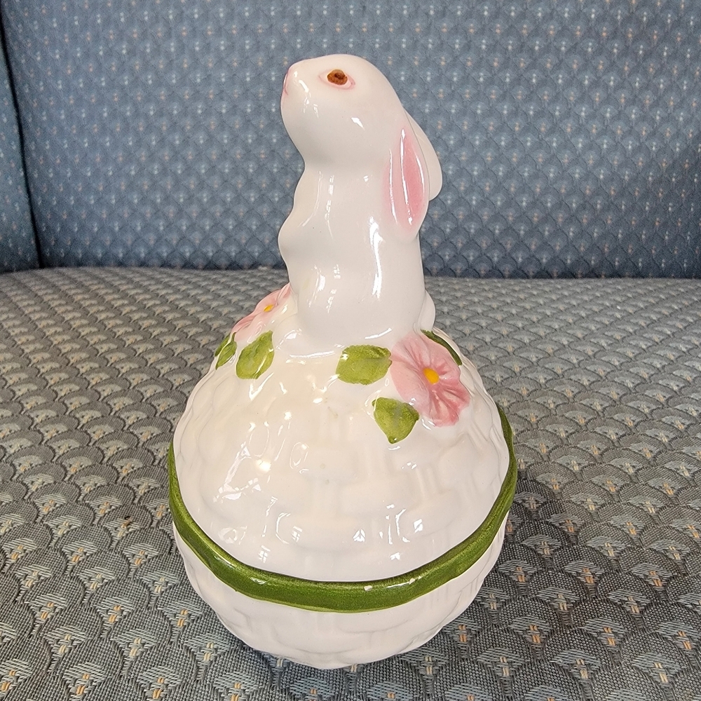 Vintage "Bunny Luv" trinket box from Avon -  1982.